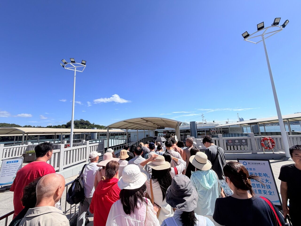 旅客在東渡碼頭排隊經登船橋準備搭船