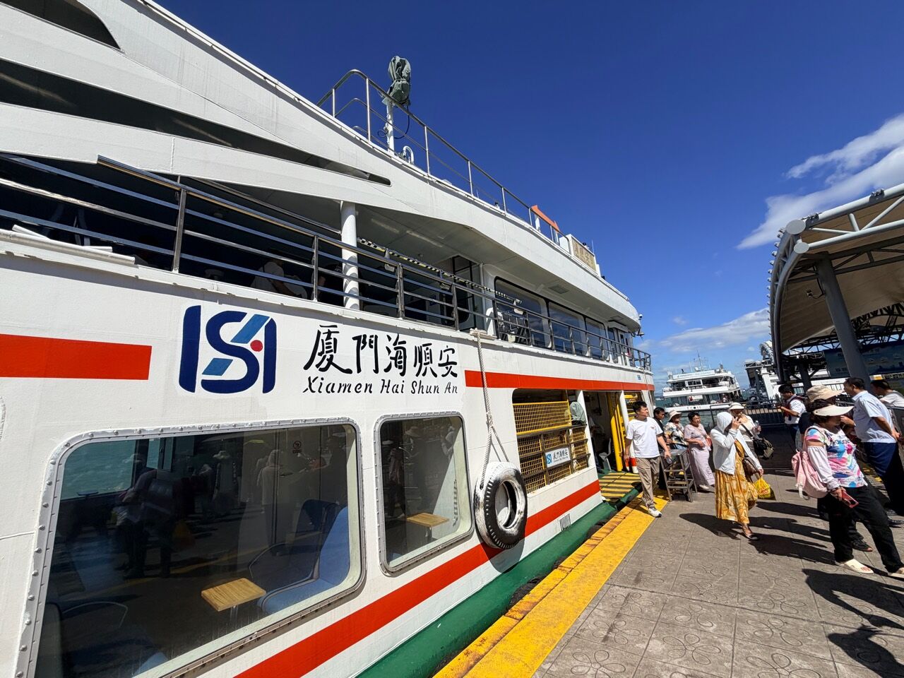 鼓浪嶼碼頭旁停靠的廈門海順安渡輪
