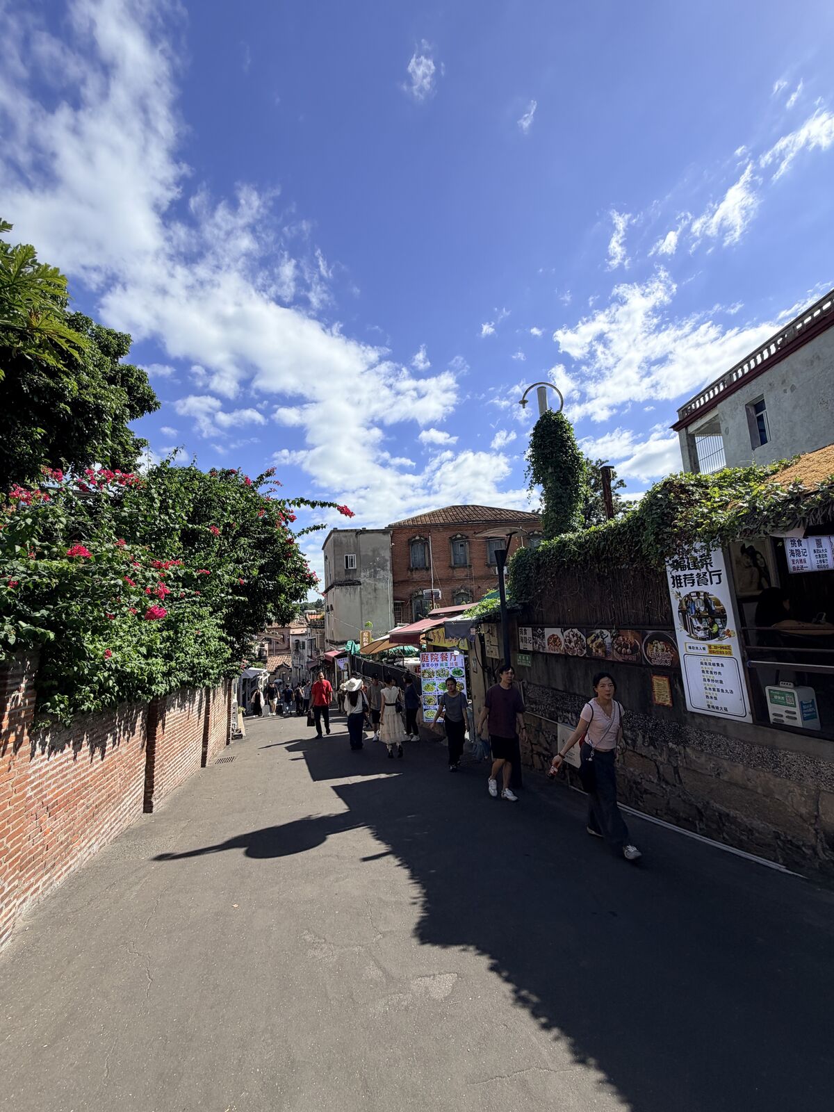 鼓浪嶼有餐飲招牌與遊客的商業街道