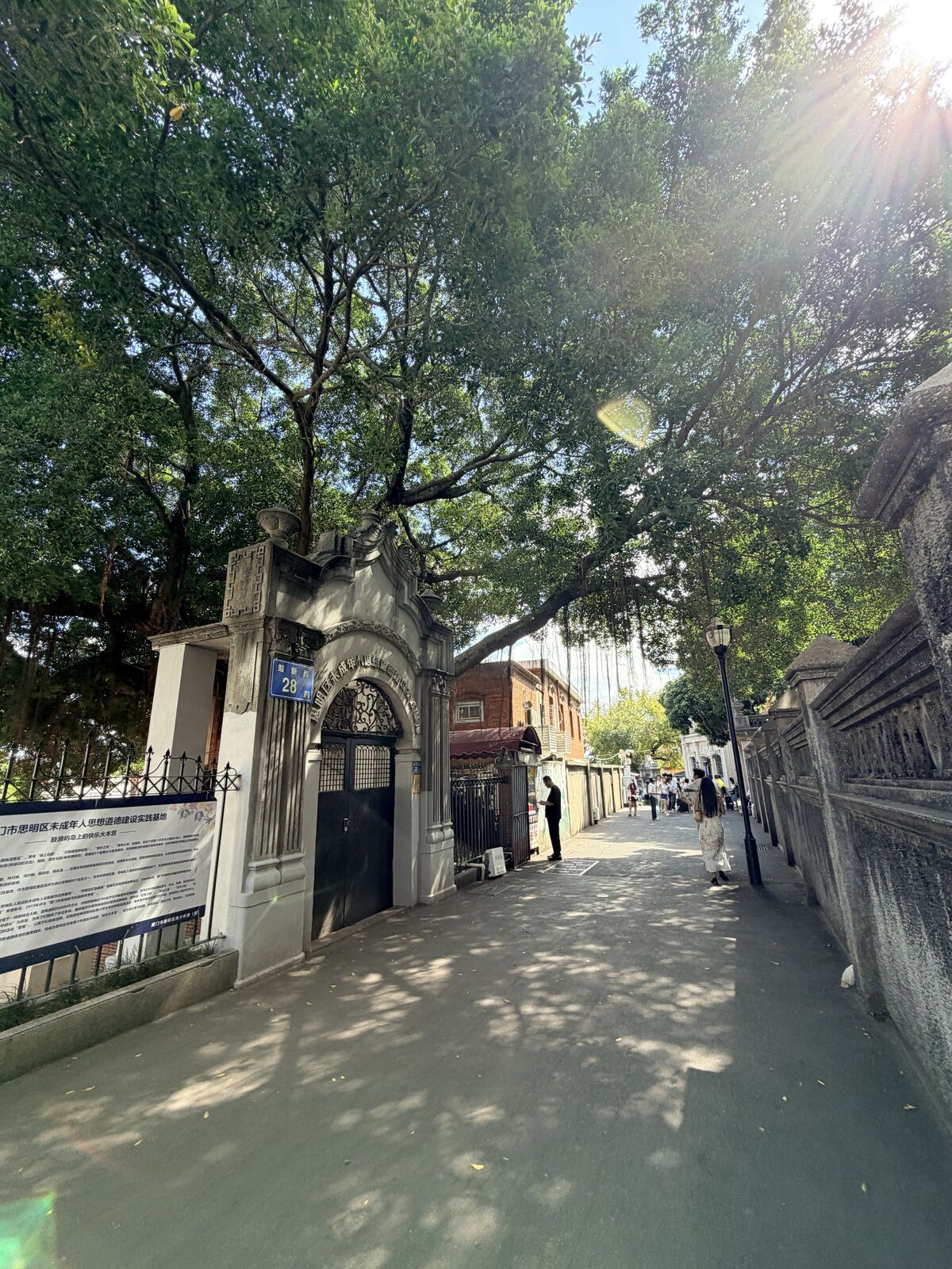 鼓浪嶼樹蔭街道與老建築的石造門樓