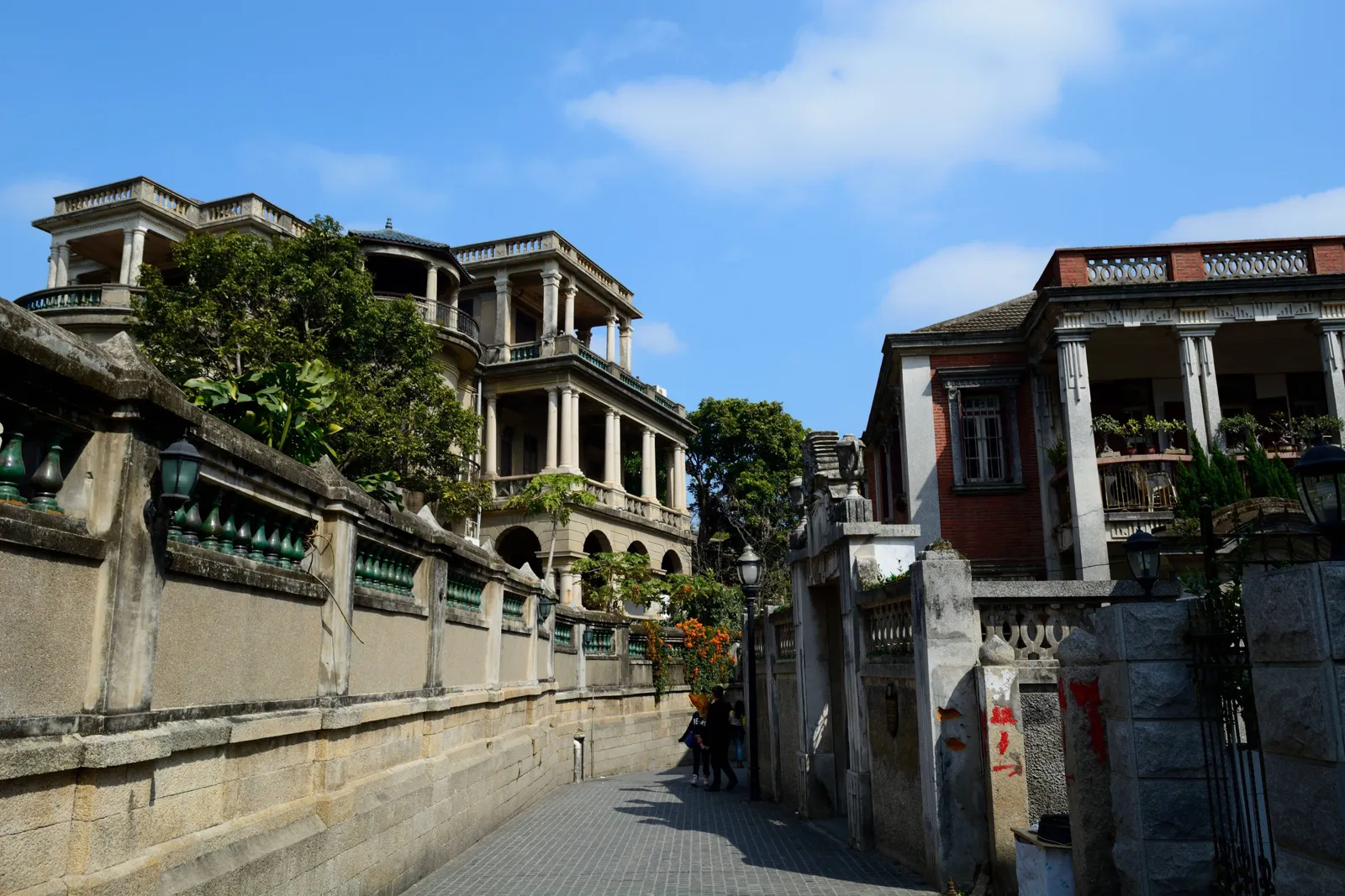 鼓浪嶼巷弄兩側的老別墅、圍牆與陽台廊柱