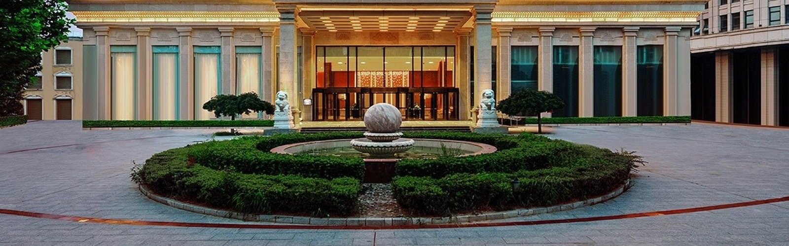 北京亦莊經濟開發區希爾頓歡朋酒店本館入口前廊與庭院
