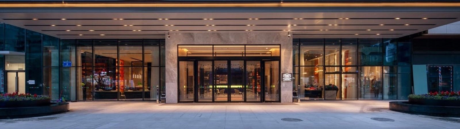 成都火車北站希爾頓歡朋酒店本館入口外觀