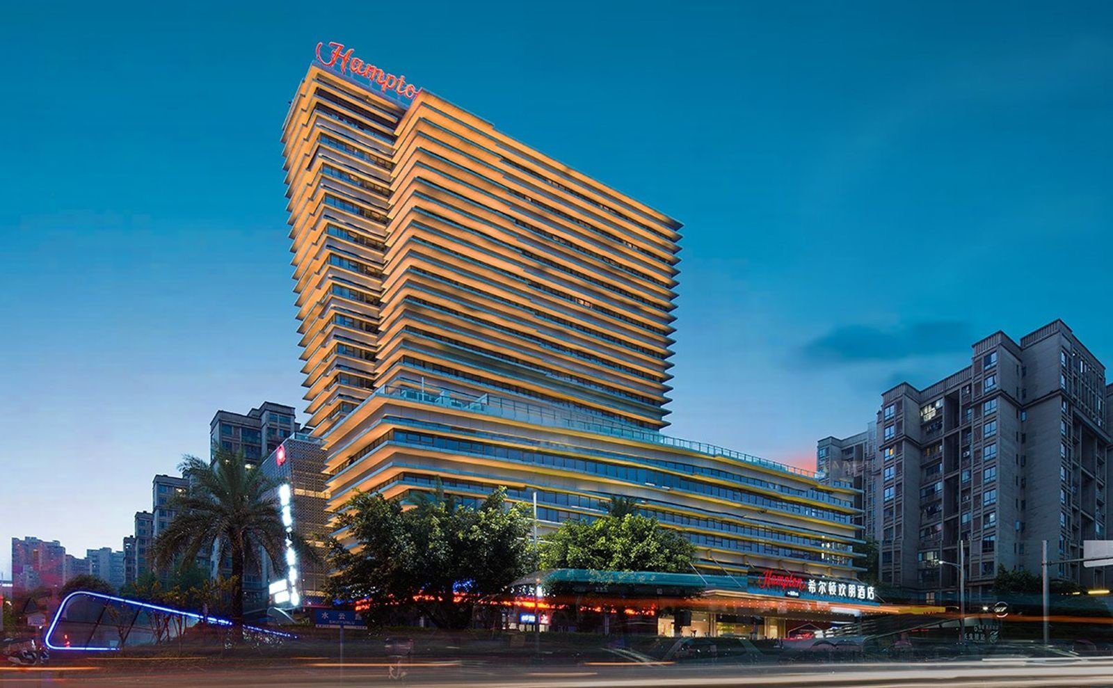 重慶東站茶園希爾頓歡朋酒店階梯造型大樓外觀