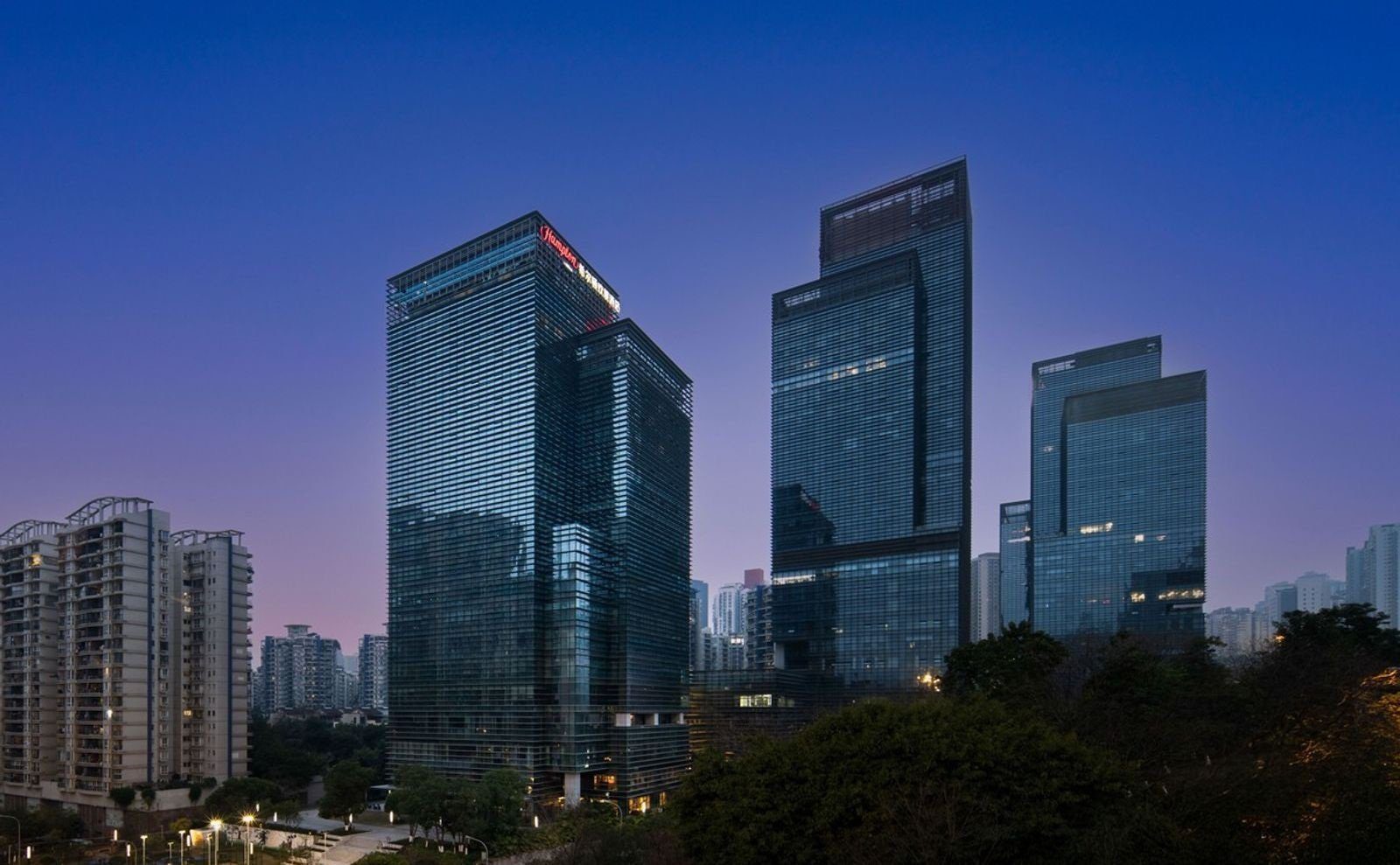 重慶江北嘴希爾頓歡朋酒店玻璃帷幕高樓夜景