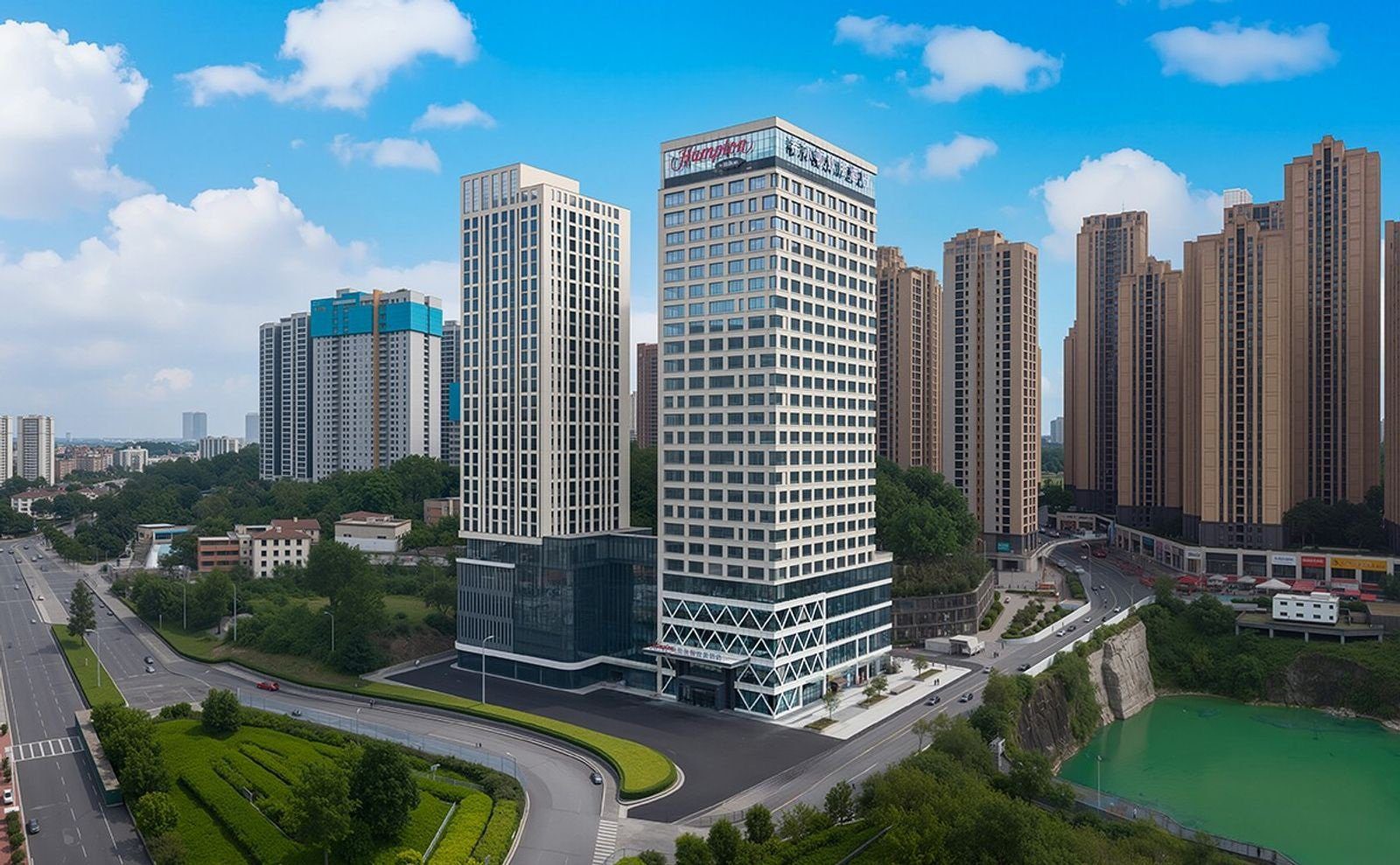 貴陽世紀城希爾頓歡朋酒店高樓外觀與周邊街景