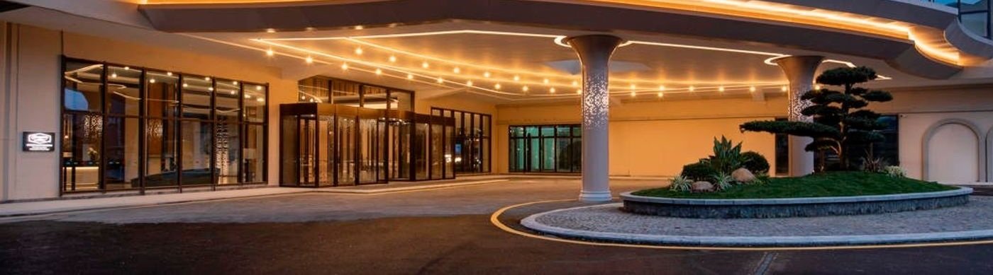 貴陽南明興業希爾頓歡朋酒店本館入口外觀