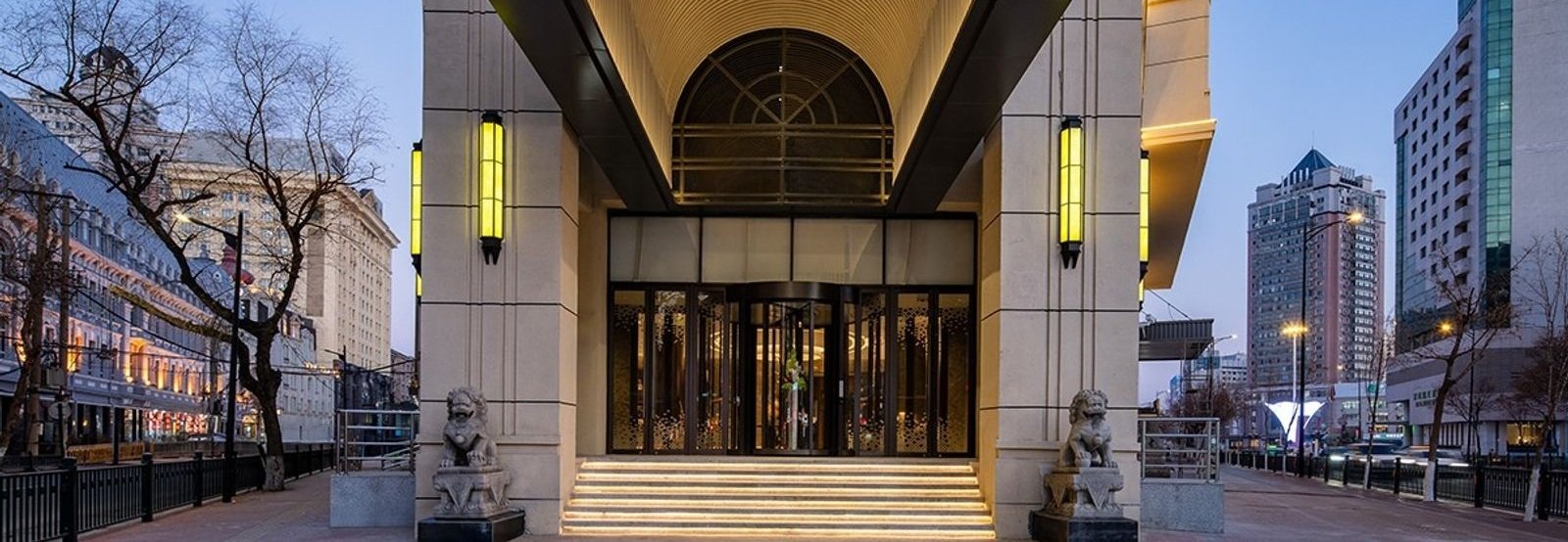 哈爾濱索菲亞希爾頓歡朋酒店本館主入口玻璃門、拱形門廳與石獅