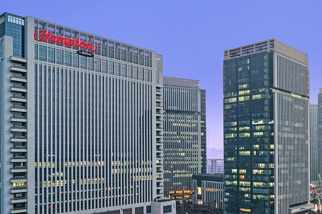 濟南高新希爾頓歡朋酒店本館Hampton標誌主樓正面立面與屋頂輪廓