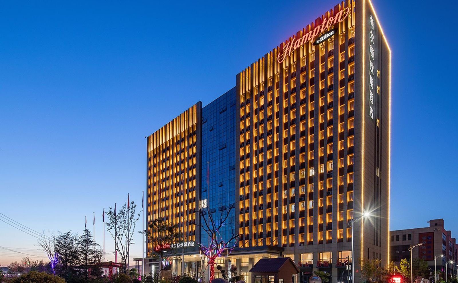 濟南濟陽希爾頓歡朋酒店高樓外觀夜景