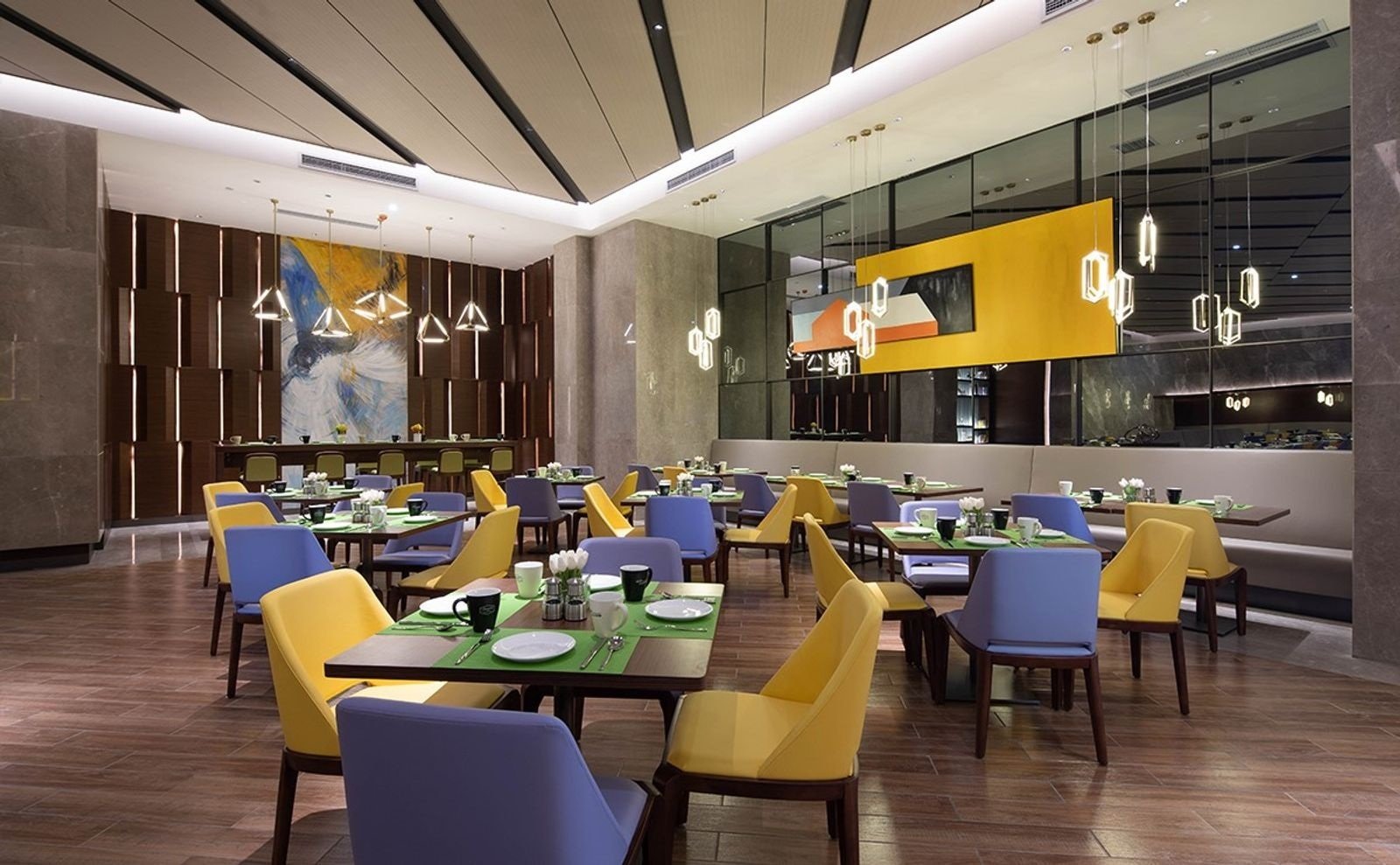 餐廳彩色座椅與餐桌