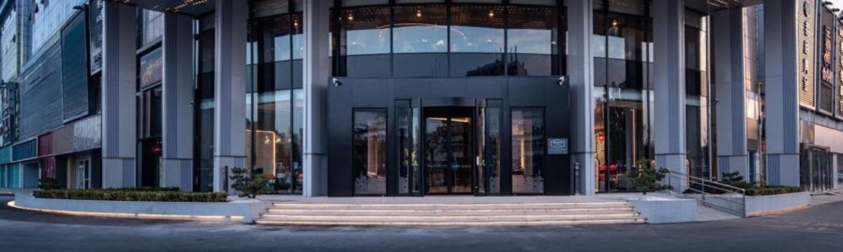 濟南火車站希爾頓歡朋酒店本館玻璃主入口及台階