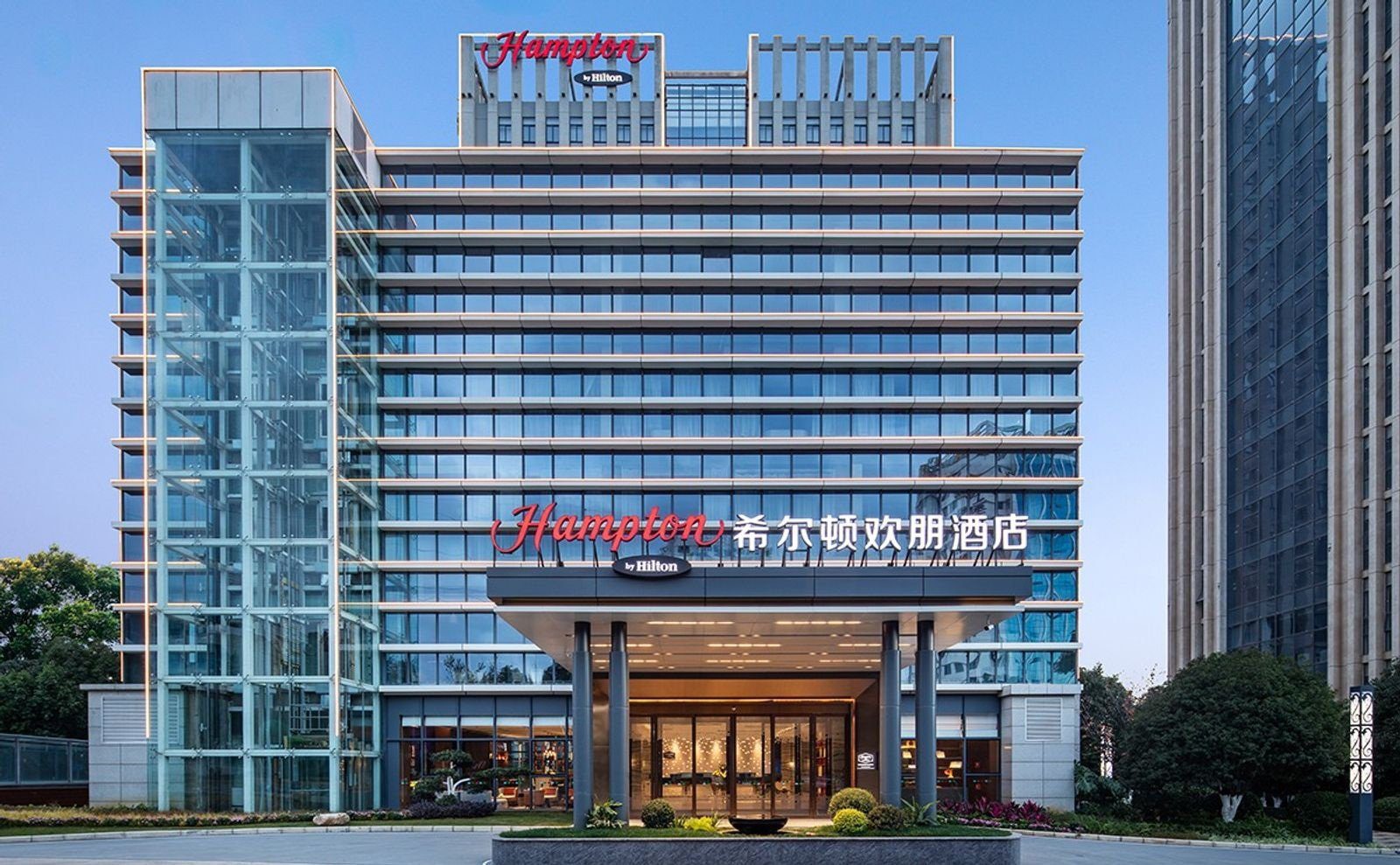 昆明經開區希爾頓歡朋酒店外觀與玻璃帷幕立面