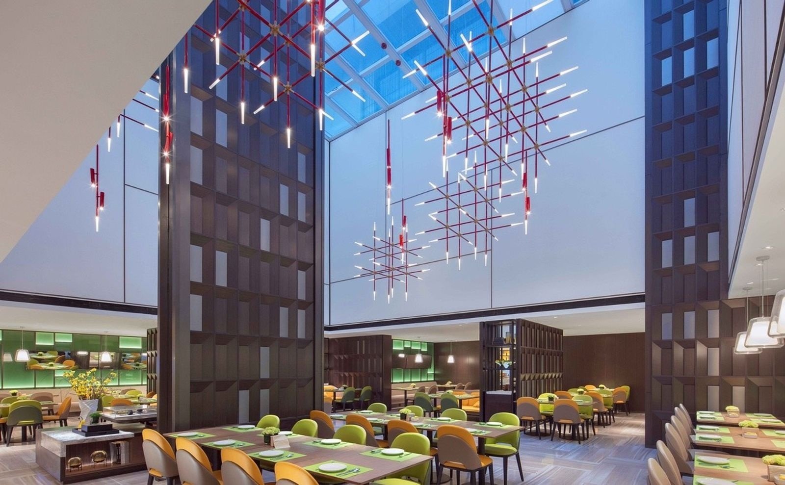 挑高餐廳與用餐桌椅