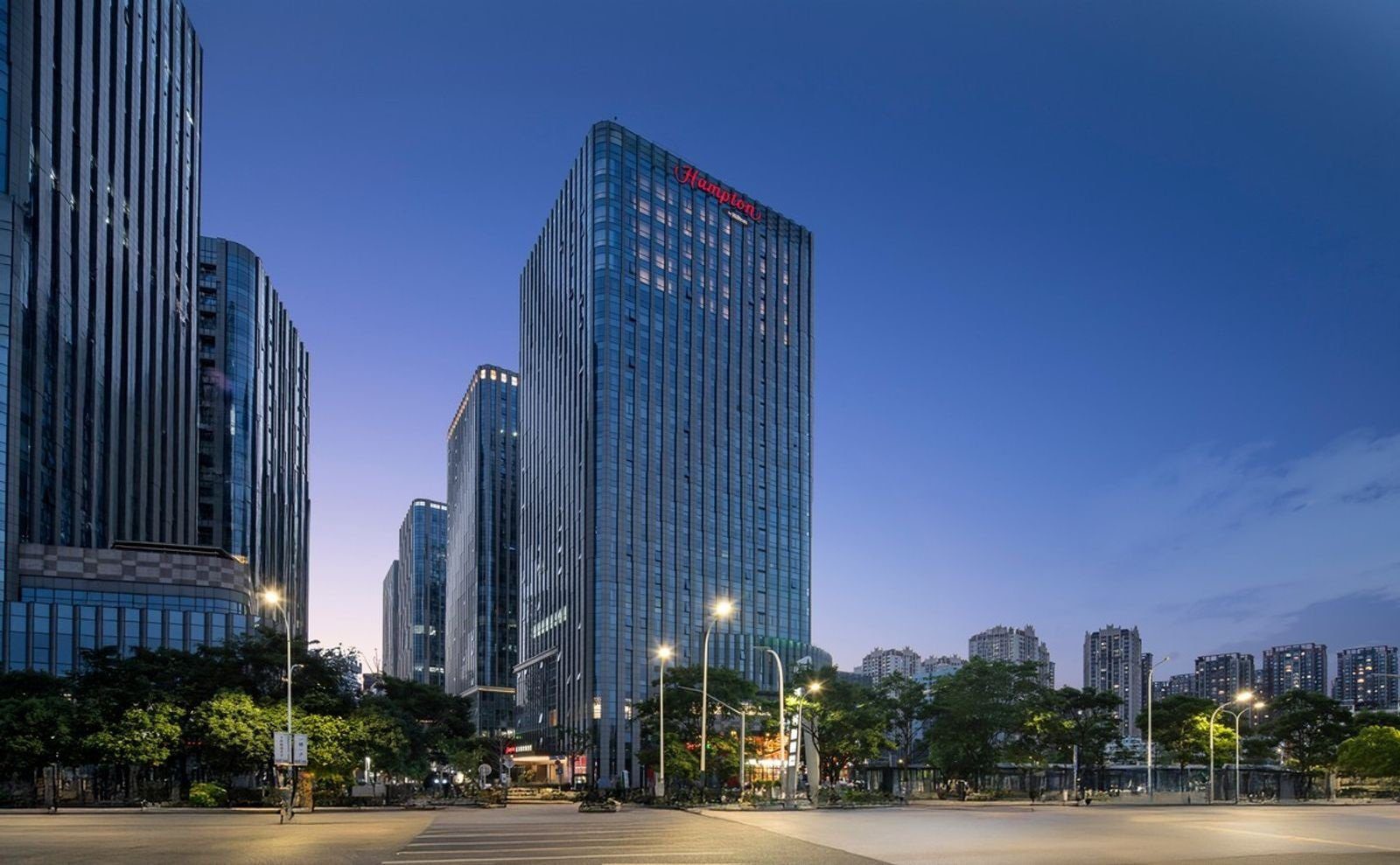 昆明火車站希爾頓歡朋酒店高樓外觀與街道夜色