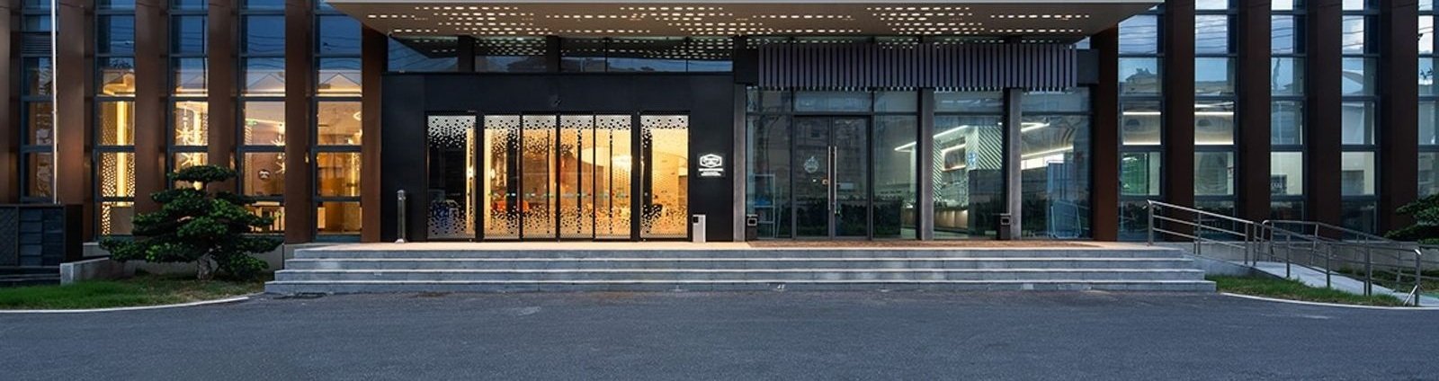 南京六合雄州希爾頓歡朋酒店本館入口外觀