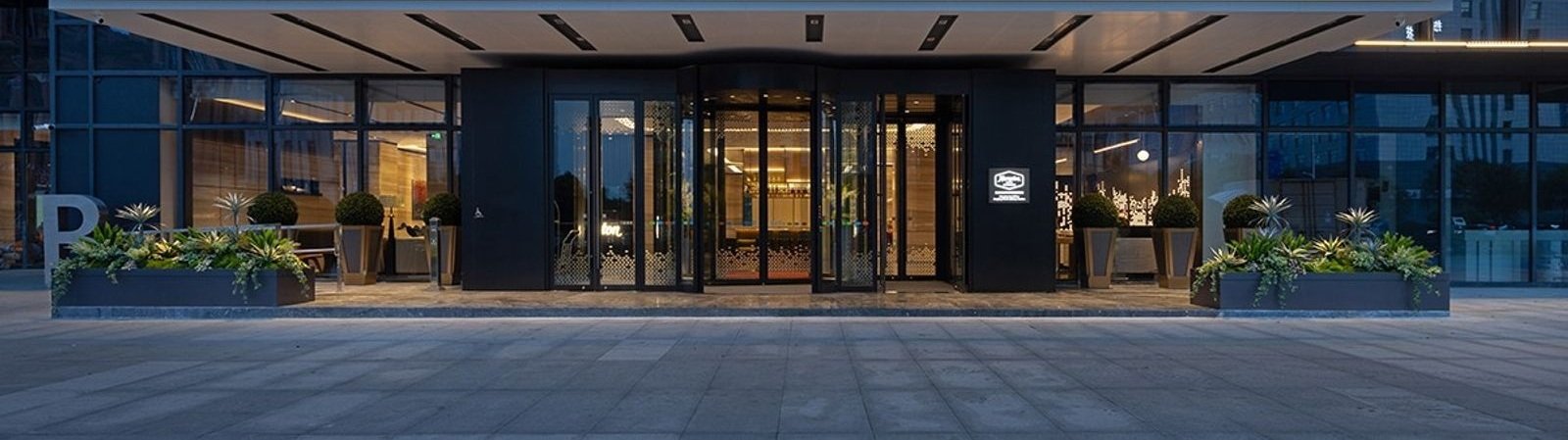 南京北站希爾頓歡朋酒店本館入口外觀