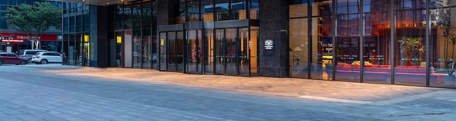 南京麒麟中山陵希爾頓歡朋酒店本館入口外觀