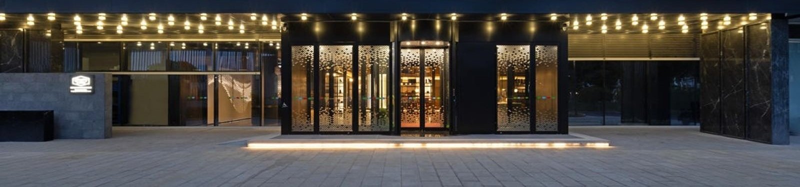 南京仙林大學城希爾頓歡朋酒店本館入口外觀
