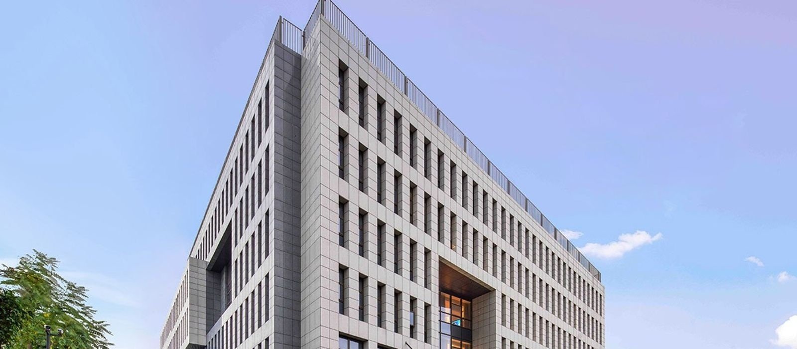 南京竹山路希爾頓歡朋酒店本館主樓上部輪廓