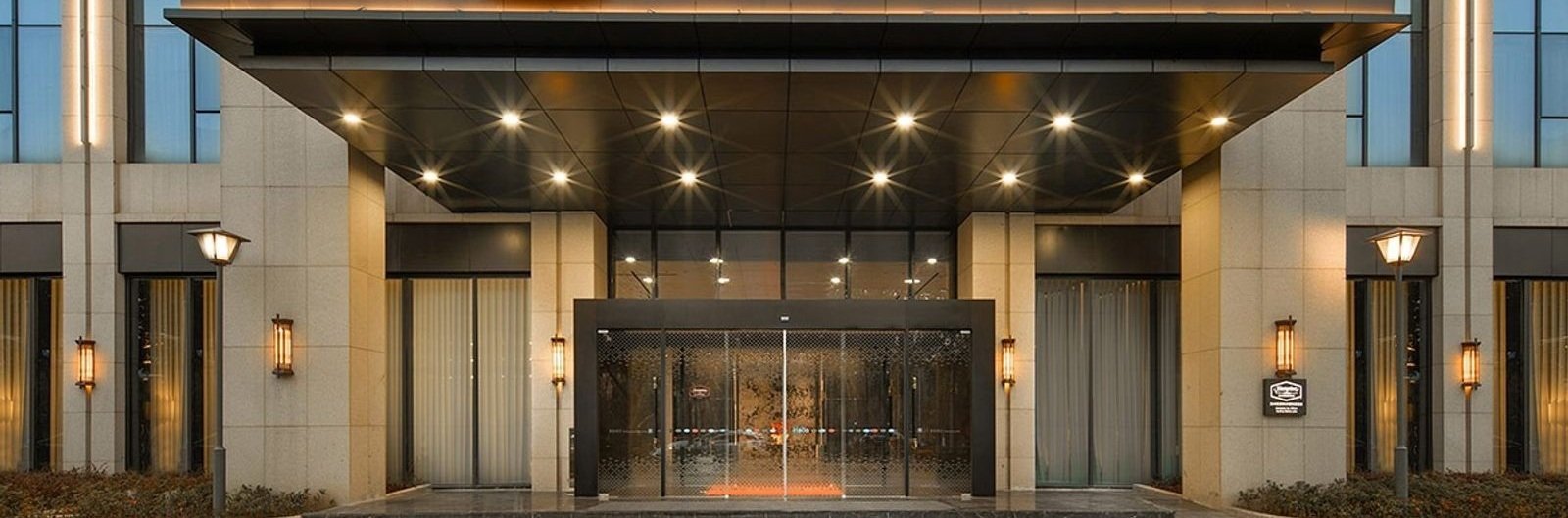蘇州石湖希爾頓歡朋酒店本館玻璃主入口與亮燈雨棚