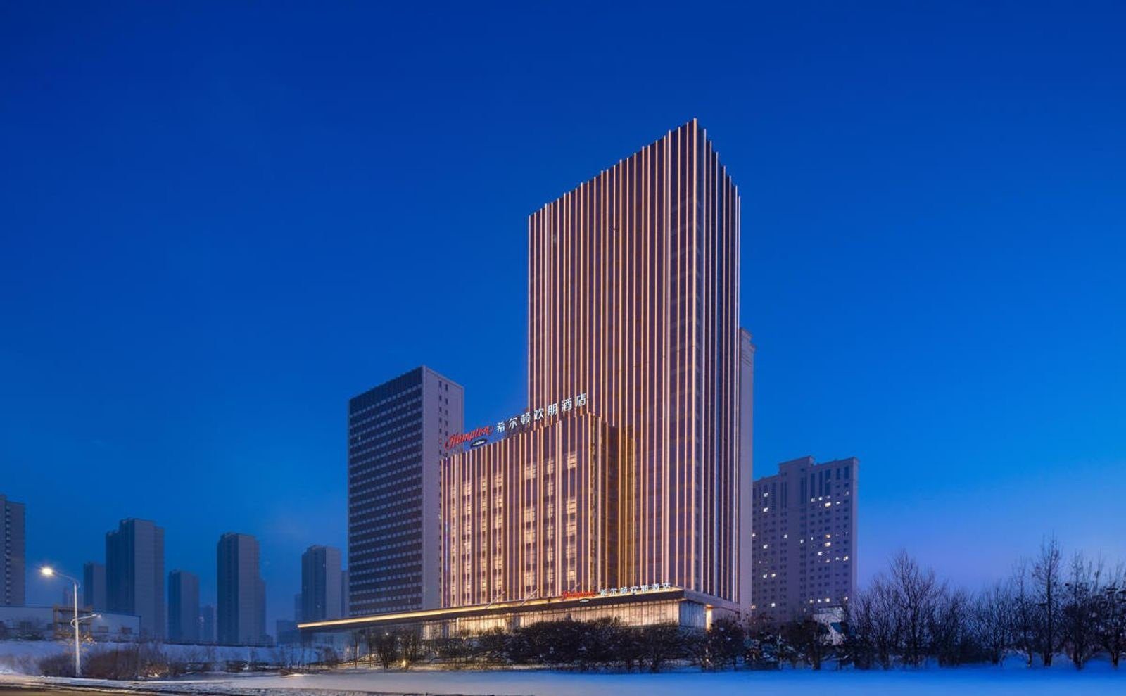 烏魯木齊高鐵站希爾頓歡朋酒店高樓外觀與周邊雪景