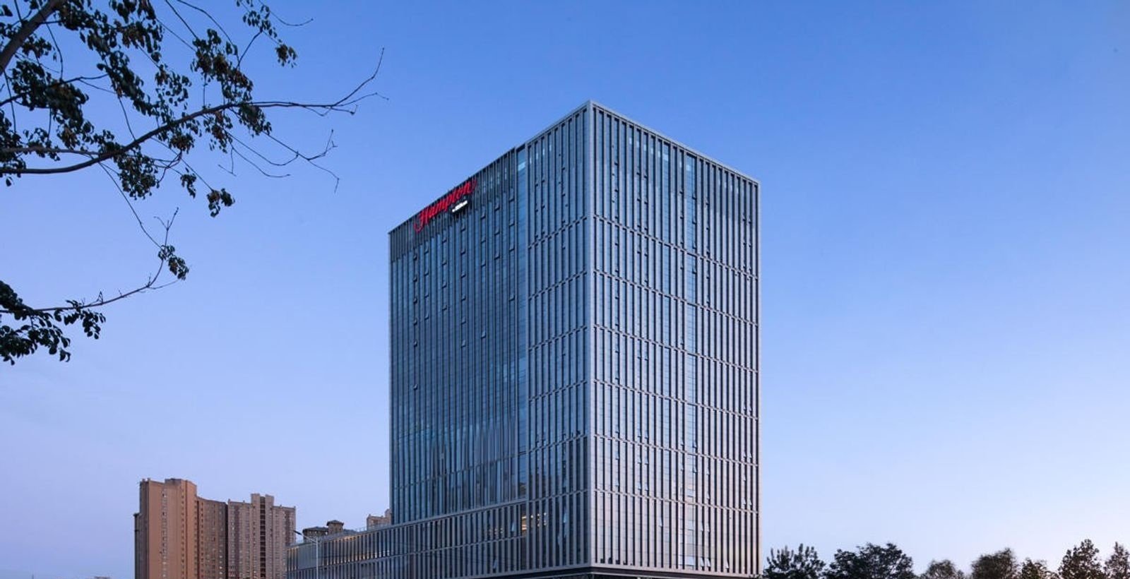 烏魯木齊創新廣場希爾頓歡朋酒店本館主樓上部與屋頂輪廓