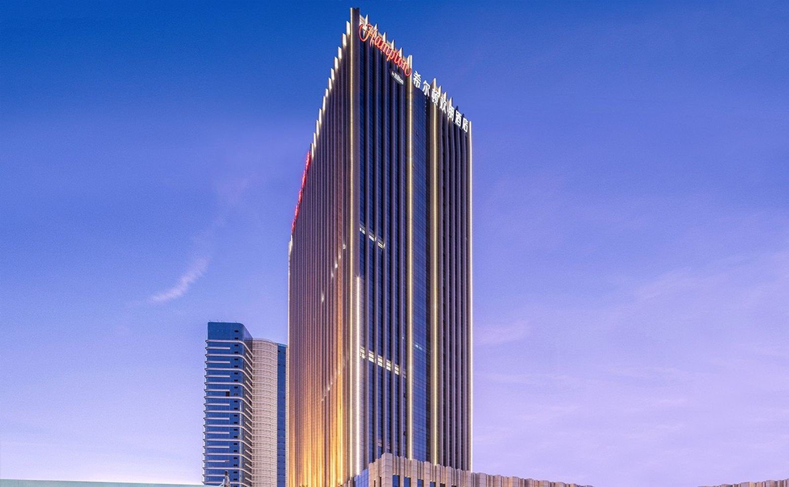 廈門兩岸金融中心希爾頓歡朋酒店高樓外觀