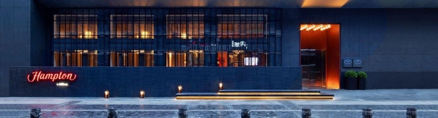 成都春熙路希爾頓歡朋酒店入口外觀與玻璃立面