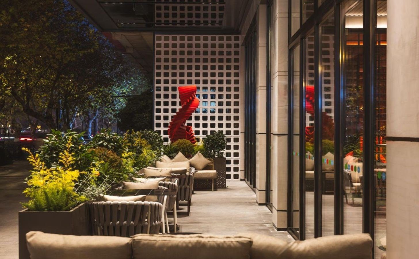 酒店戶外露台的植栽與休息座椅