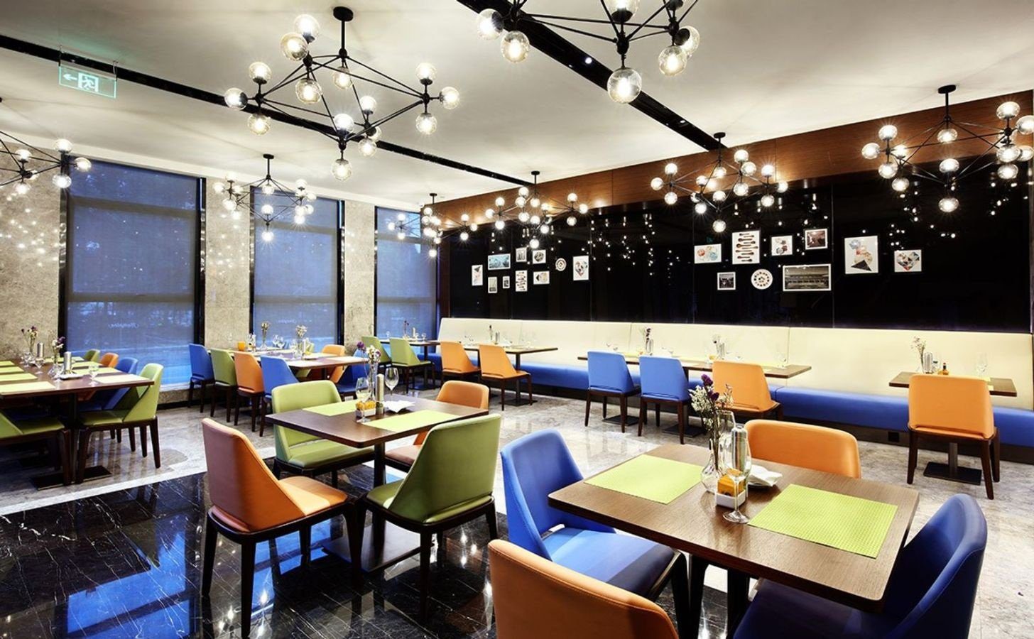 餐廳的早餐用餐座位與取餐檯