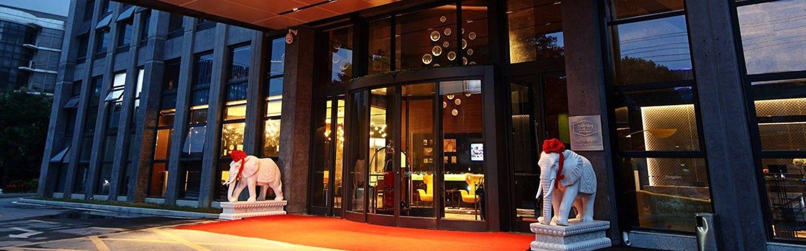 南京南站希爾頓歡朋酒店入口與玻璃立面