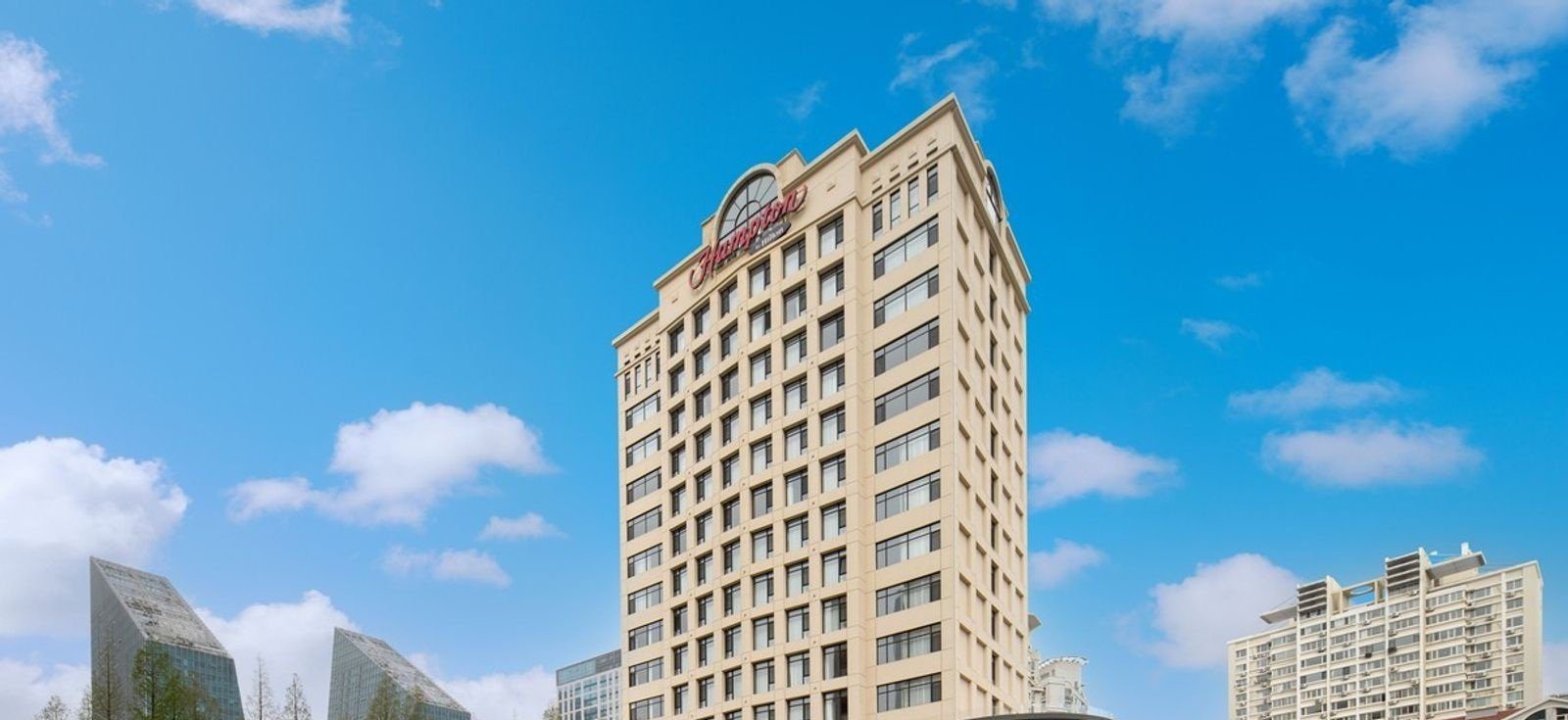 青島嶗山石老人希爾頓歡朋酒店日間建築外觀