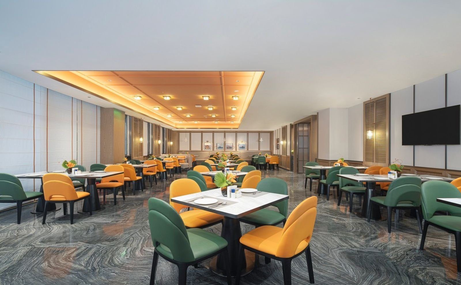 餐廳的用餐座位與自助取餐區