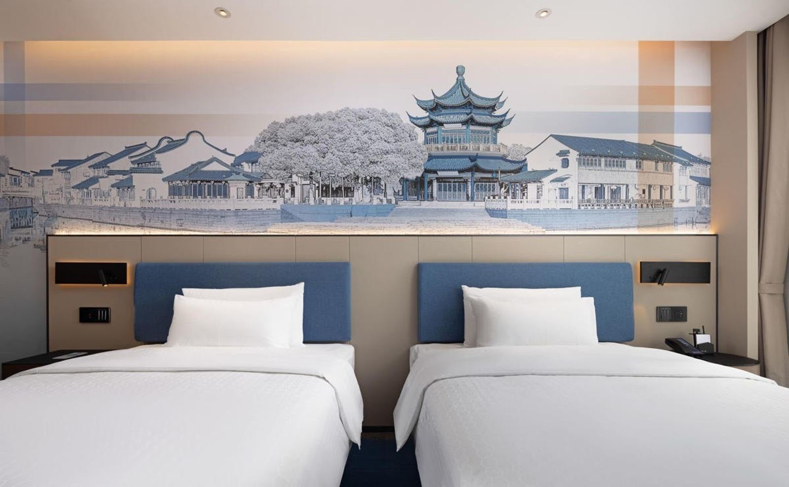雙床客房的睡眠區與床頭牆