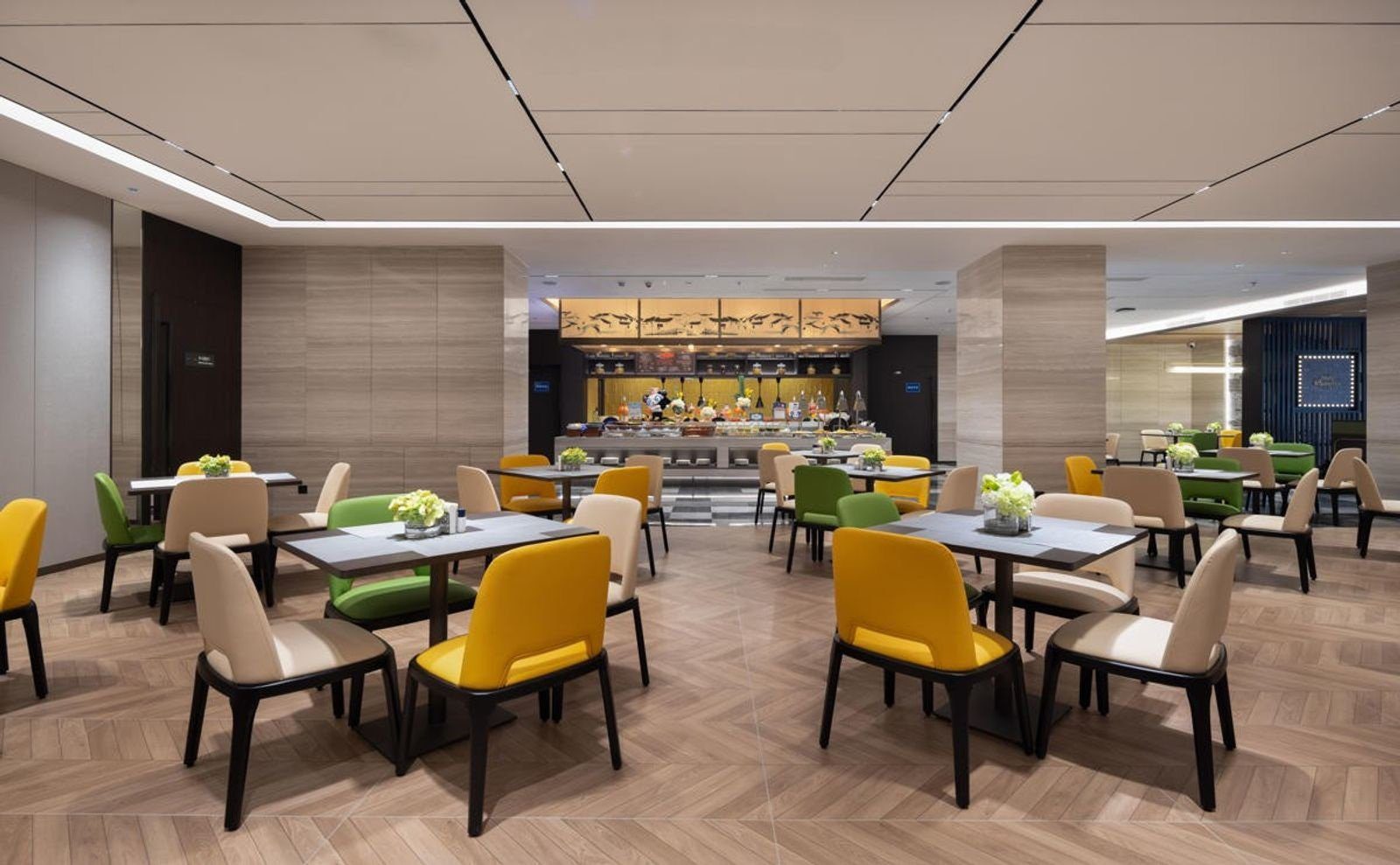 早餐餐廳的用餐座位與自助取餐區