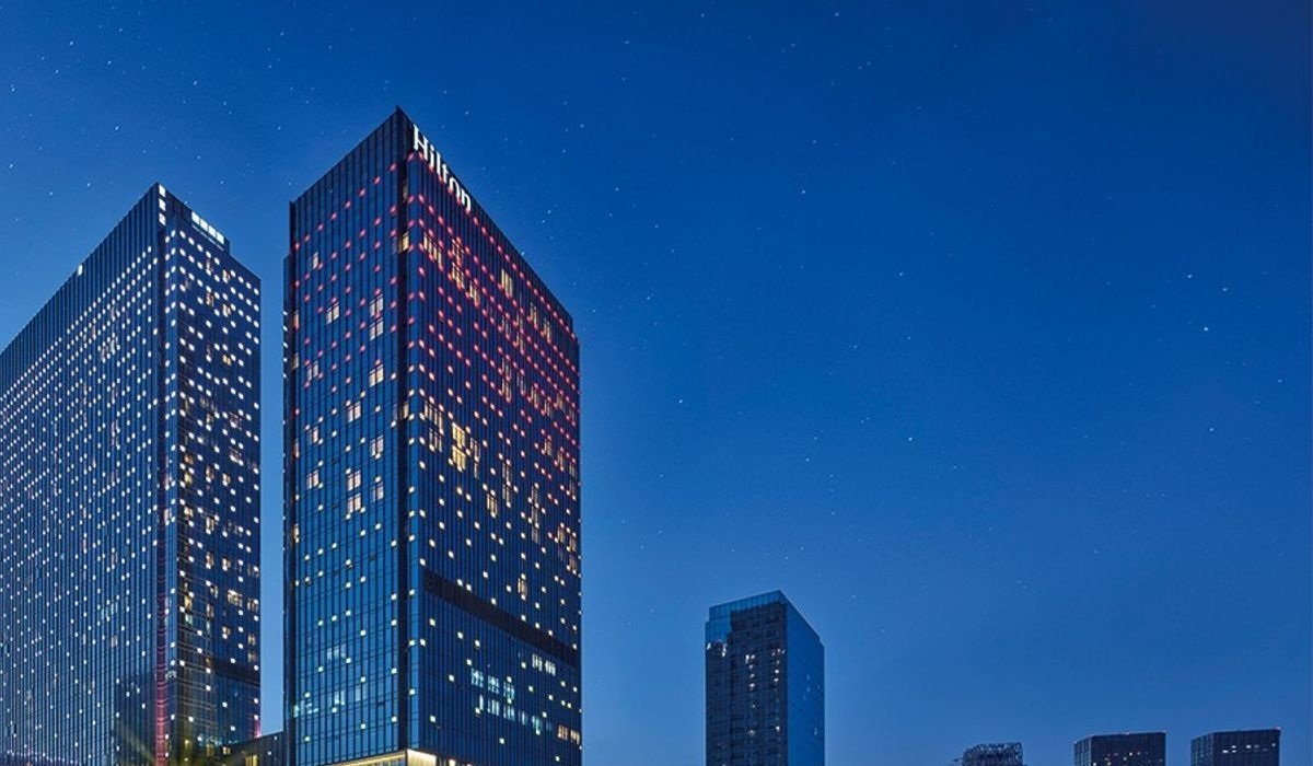 北京通州北投希爾頓酒店本館Hilton英文頂牌主塔上部與屋頂輪廓
