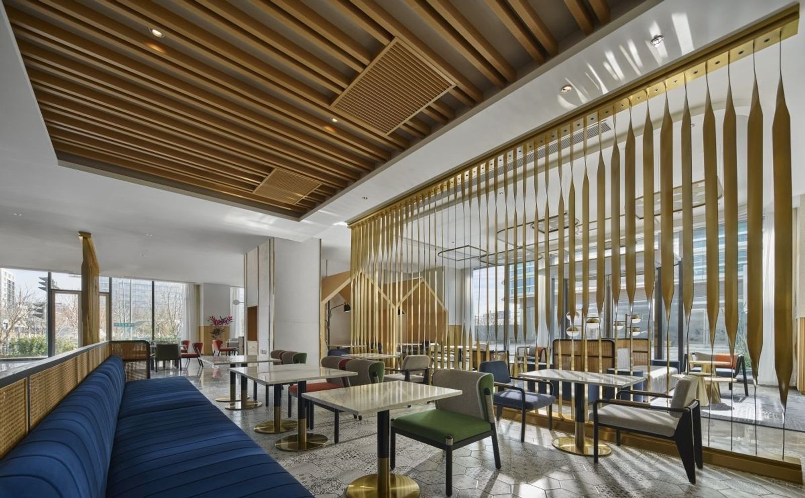 全日餐廳的用餐座位與落地窗