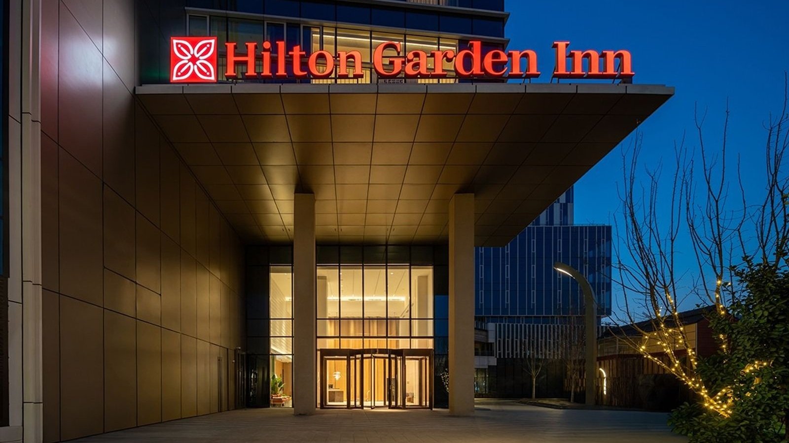 北京豐臺新鄉大廈希爾頓花園酒店本館入口及英文 Hilton Garden Inn 招牌