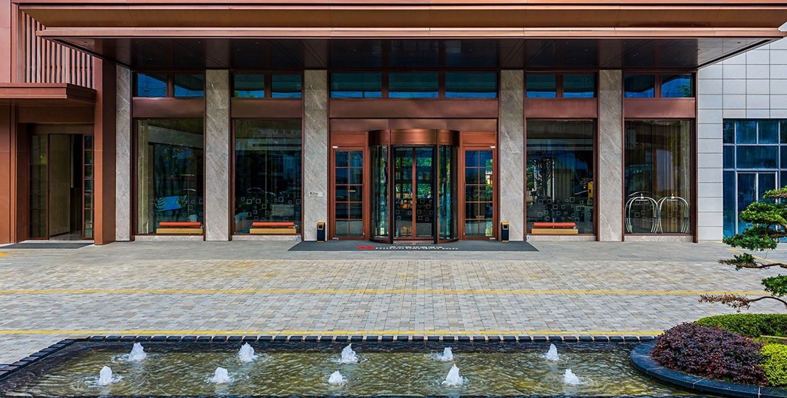 成都東站希爾頓花園酒店本館入口外觀