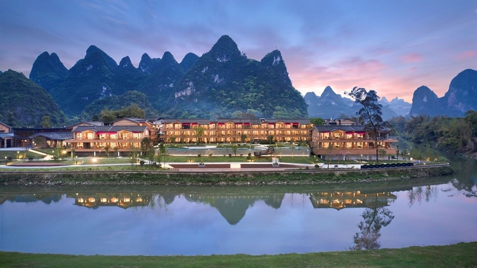 桂林陽朔騰昇希爾頓花園酒店河岸對面的本館正面夜景