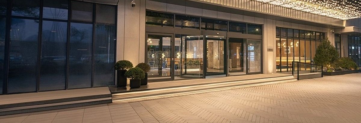 濟南高新希爾頓花園酒店本館玻璃主入口、台階與亮燈雨棚下緣