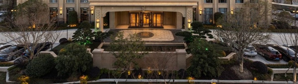 上海高鐵東站希爾頓花園酒店本館門廊入口與前庭