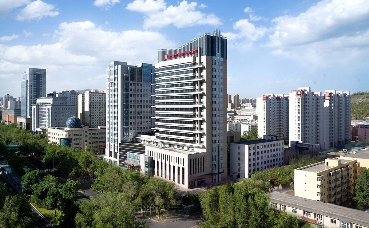 北京南路希爾頓花園酒店高樓外觀與周邊綠地街區