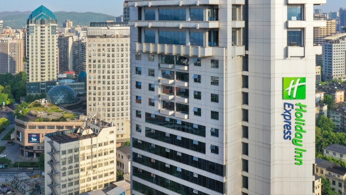 杭州西湖東智選假日酒店本館樓體立面與英文品牌標誌