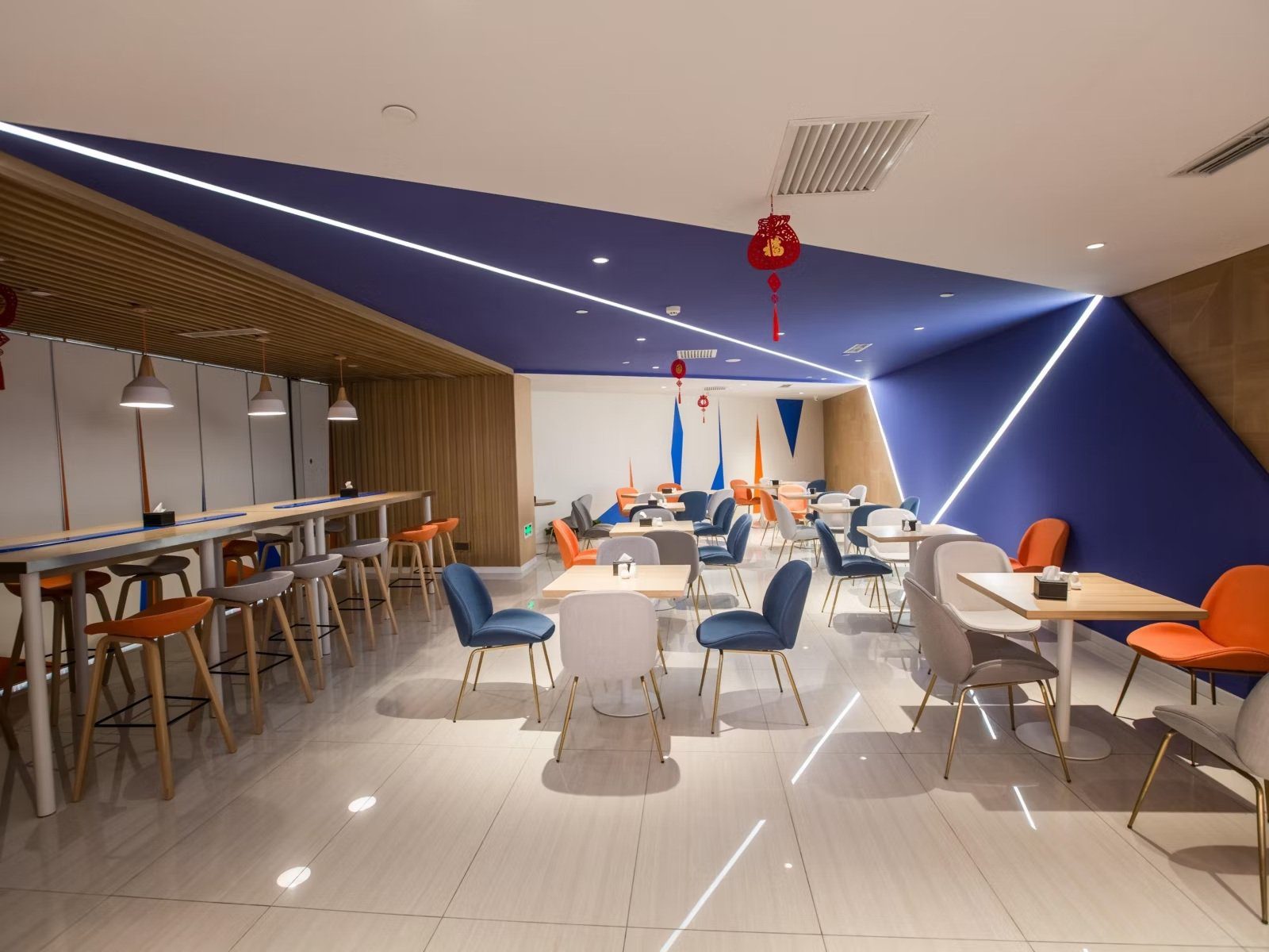 餐廳的用餐座位與取餐區