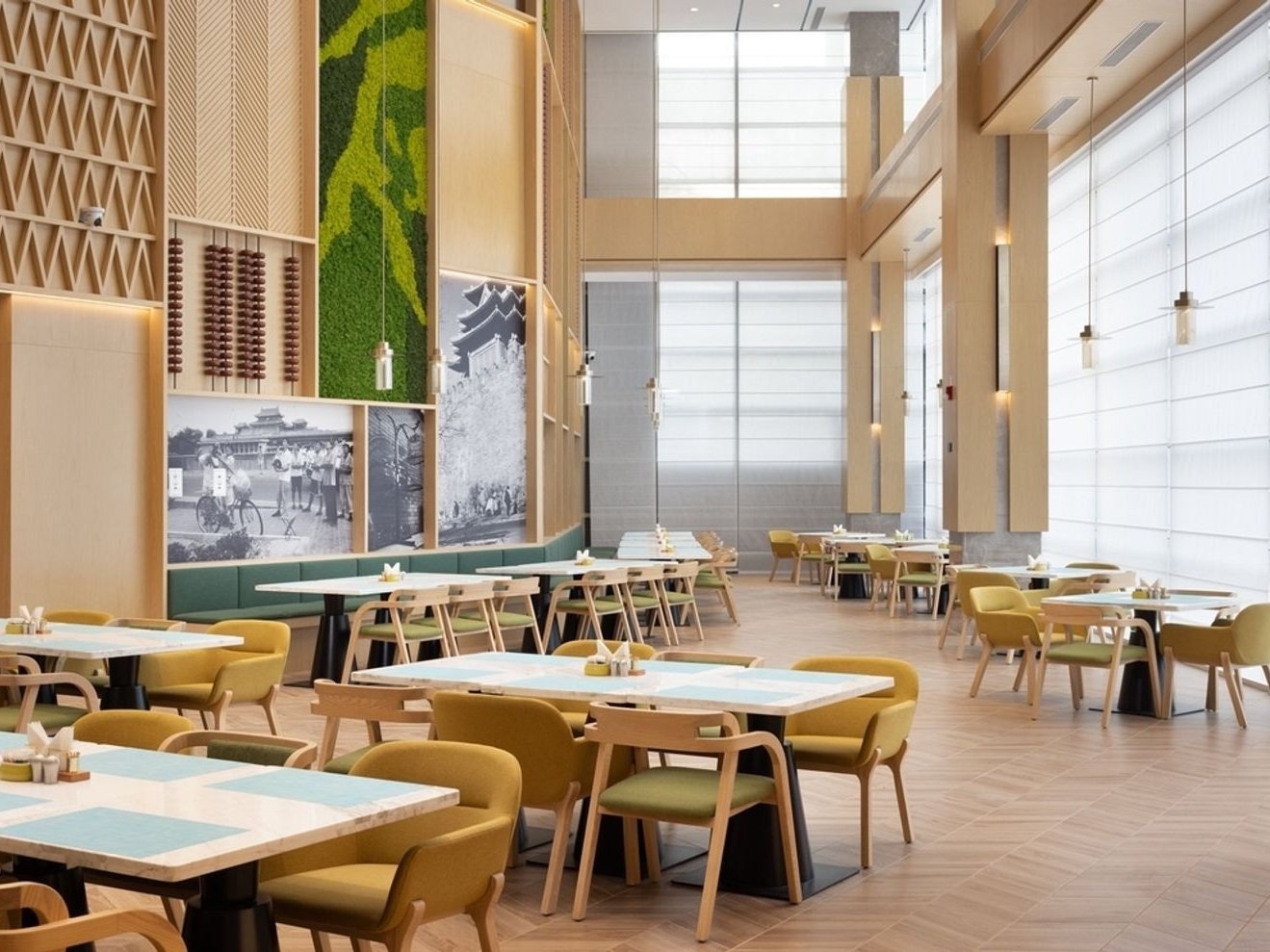 餐廳桌椅與挑高採光窗