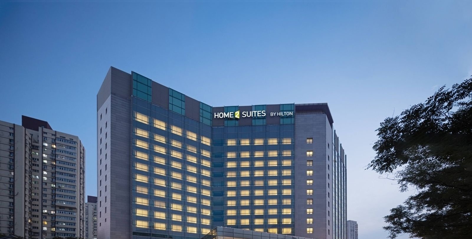 北京西站希爾頓惠庭酒店本館主樓與英文 HOME2 SUITES 招牌