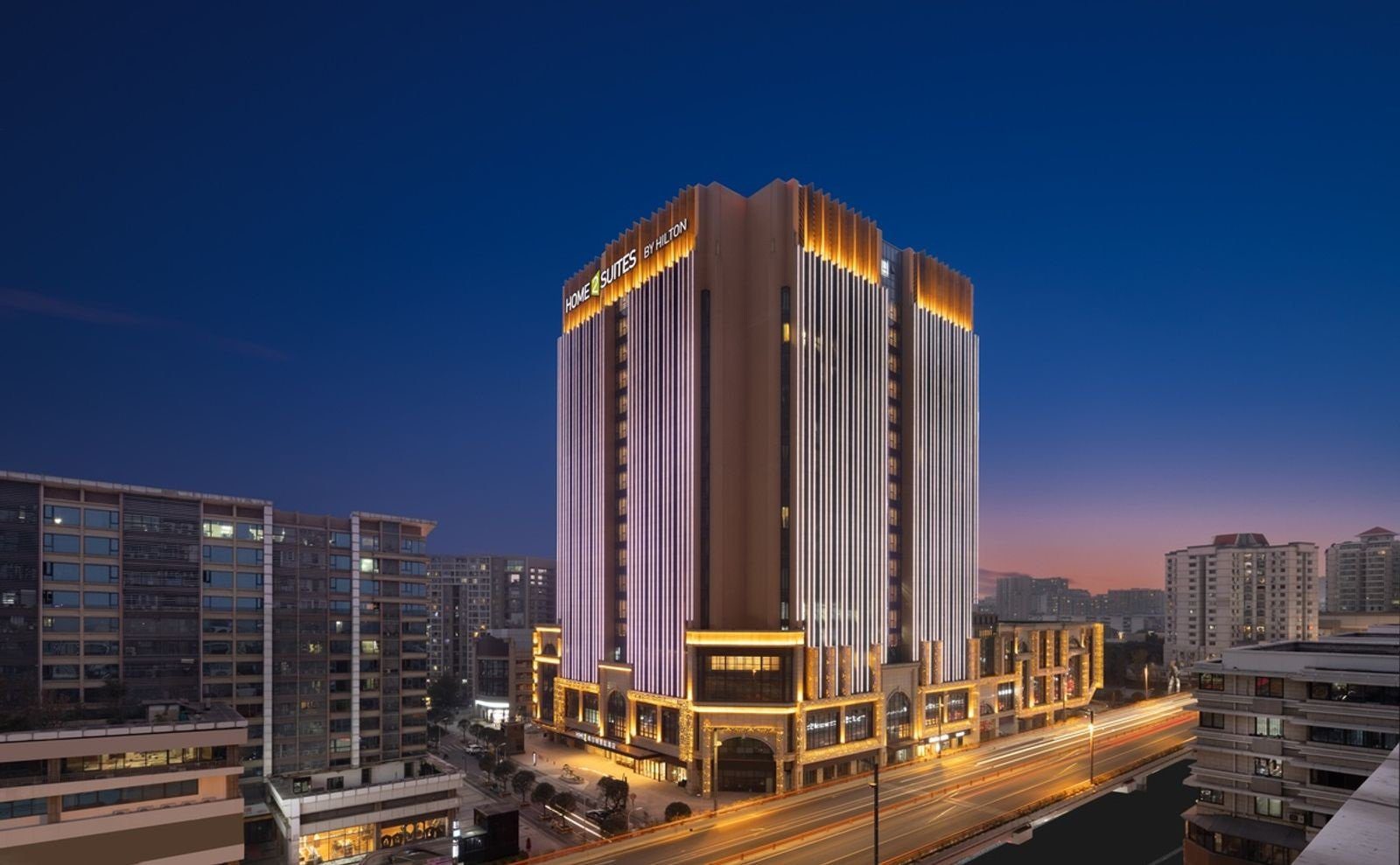 成都武侯祠希爾頓惠庭酒店高樓外觀與門前道路夜景