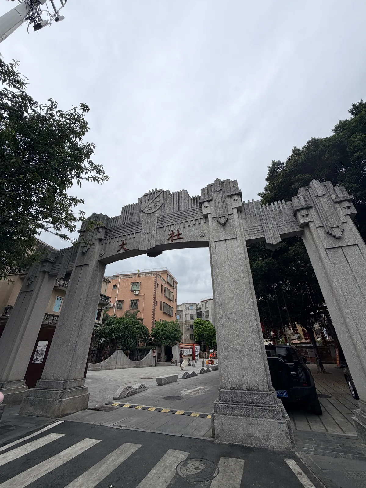 集美大社灰色石牌坊與通往街區的道路